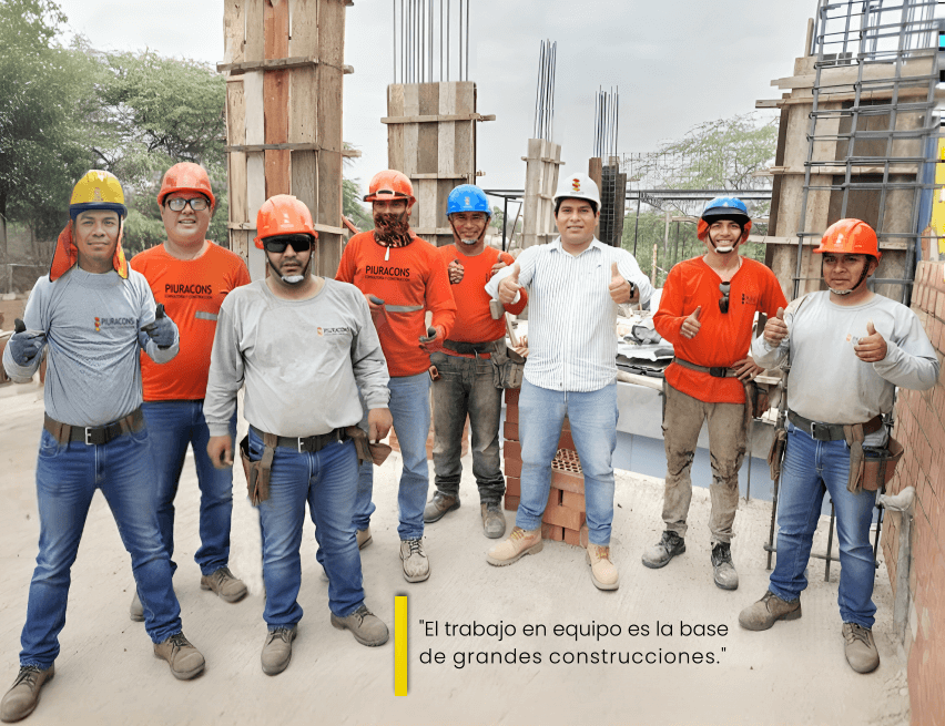 Equipo de PIURACONS en obra, uniformados y listos para iniciar la jornada de construcción