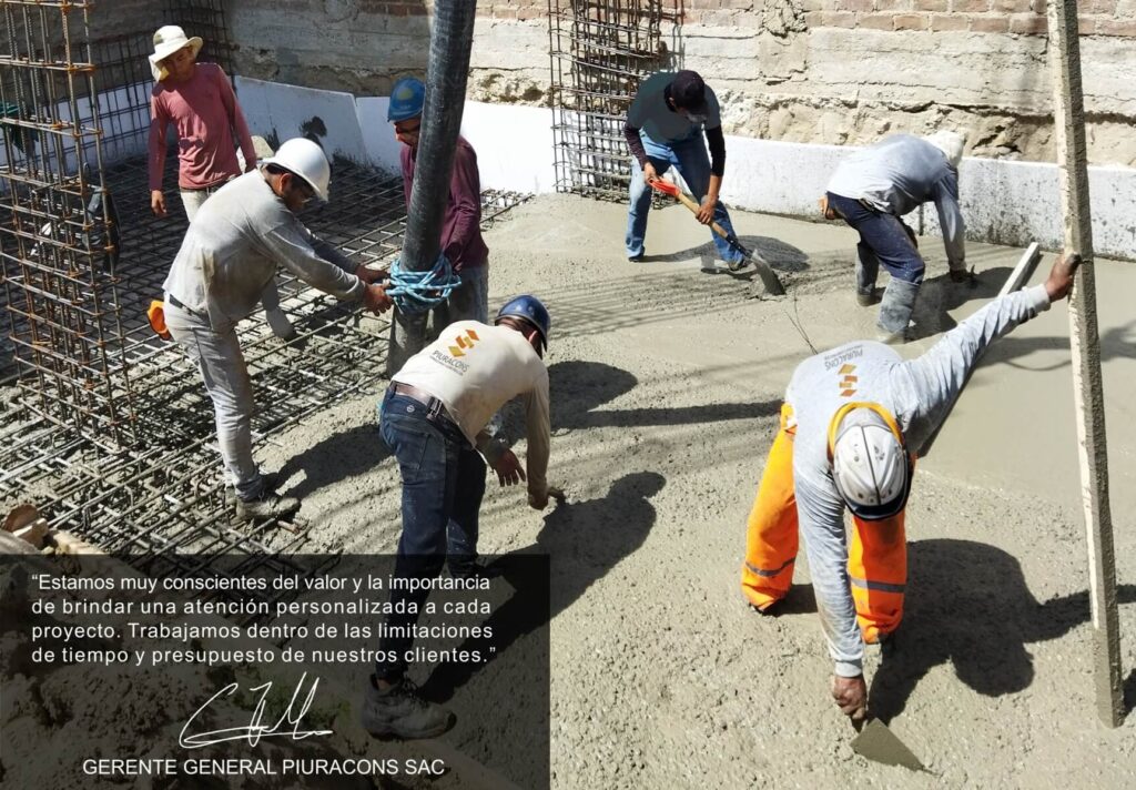 Obreros realizando el vaciado de concreto de una platea de cimentación con mixer en obra de construcción en Piura.